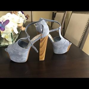 Perfect condition , very comfortable . Wore once .